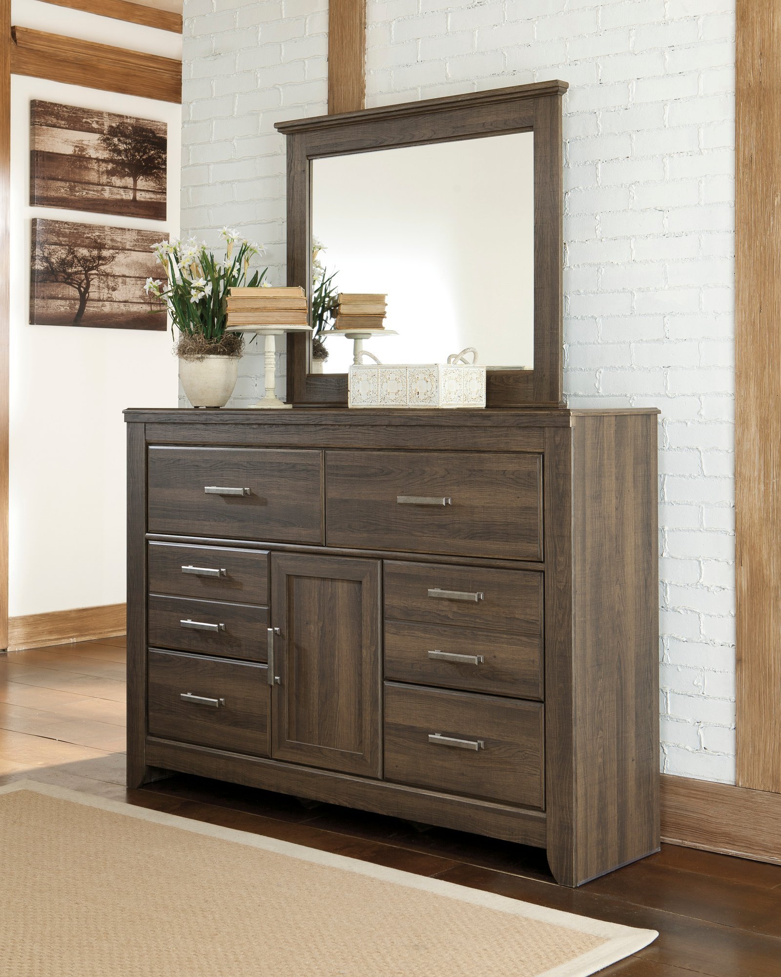 Juararo Dresser